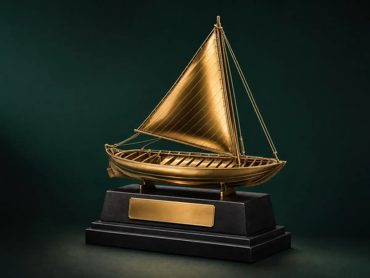 Trophée sur mesure en laiton sur socle, visuel d'illustration (version bois à venir)